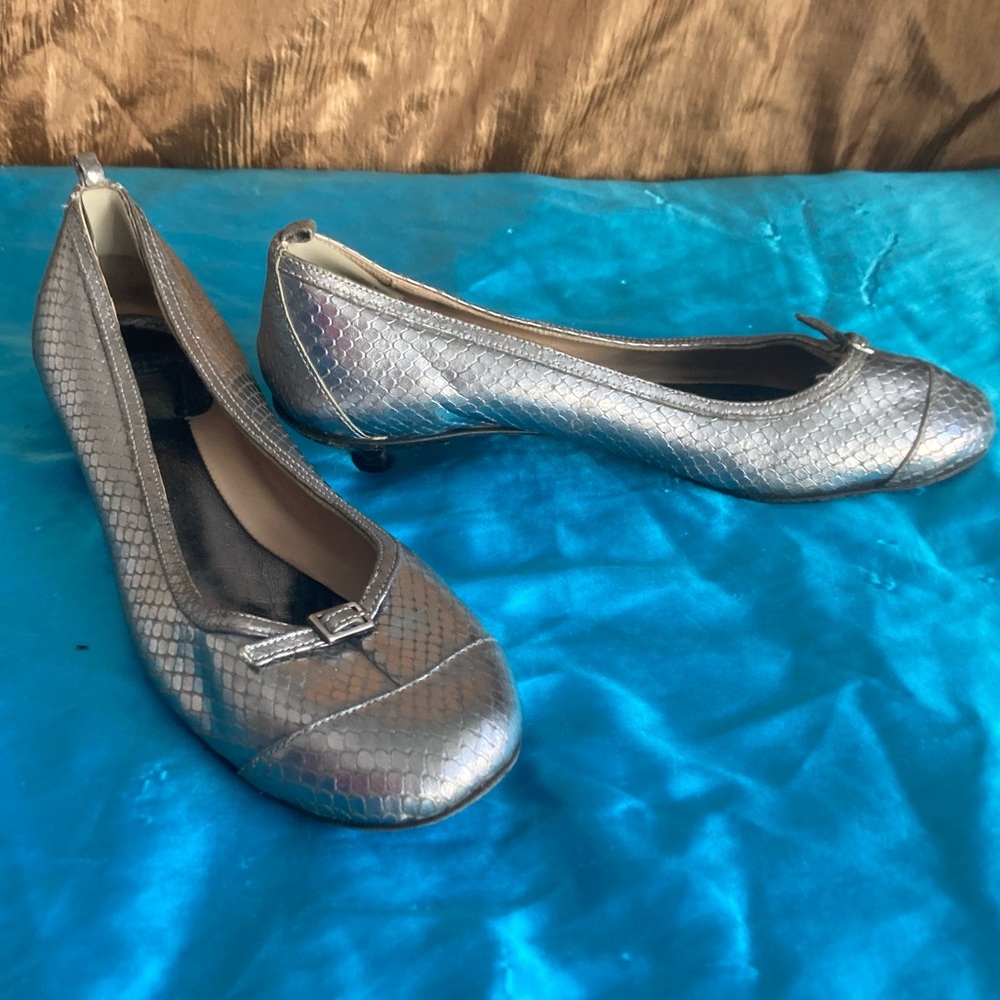 Kate Spade metallic silver ballet slippers w/heel - Picture 15 of 16